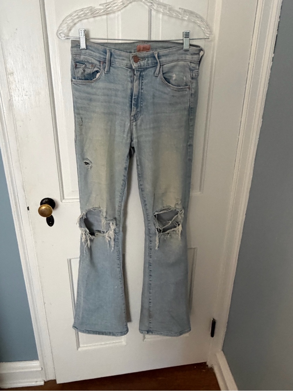 MOTHER The Weekender size 26 Light Blue Distressed Flared Women’s Jeans